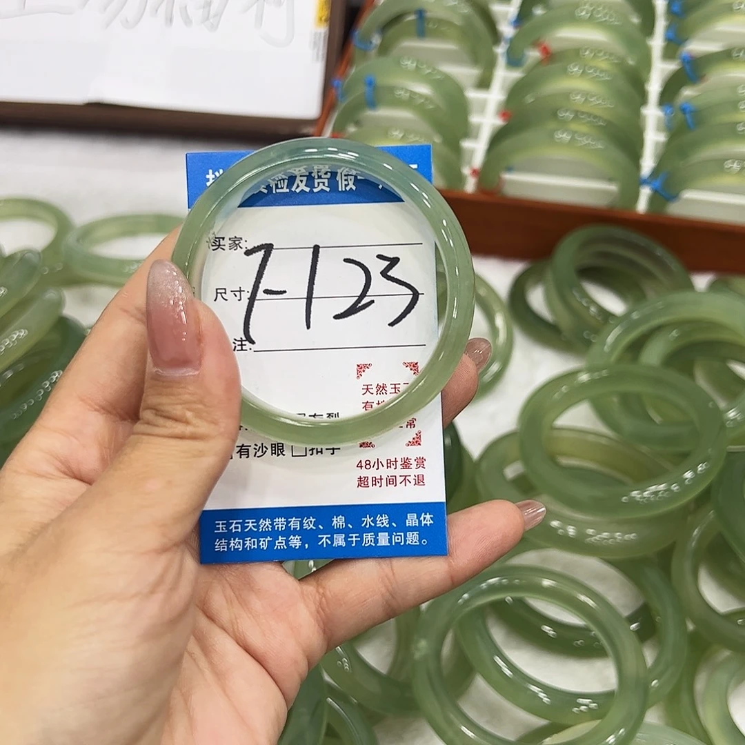 饿***、蛇纹石玉未镶嵌手镯