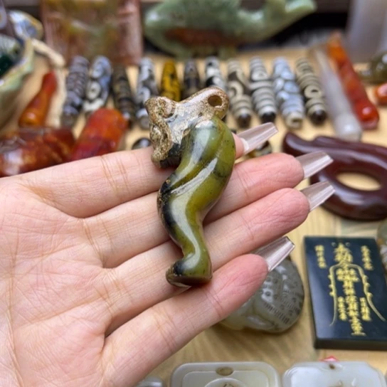 蛇纹石玉未镶嵌颈饰