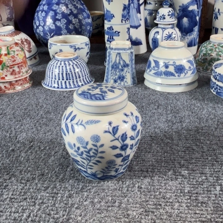 老***吖摆件一个青花的小罐子