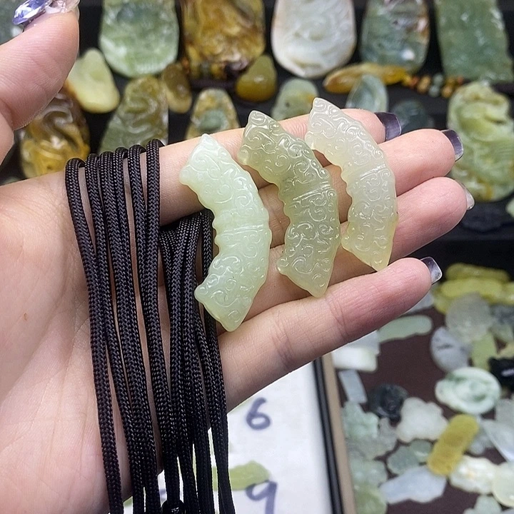 蛇纹石玉未镶嵌颈饰炎*淼