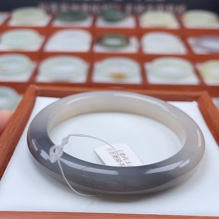 和田玉手镯未镶嵌藕粉烟紫半山水