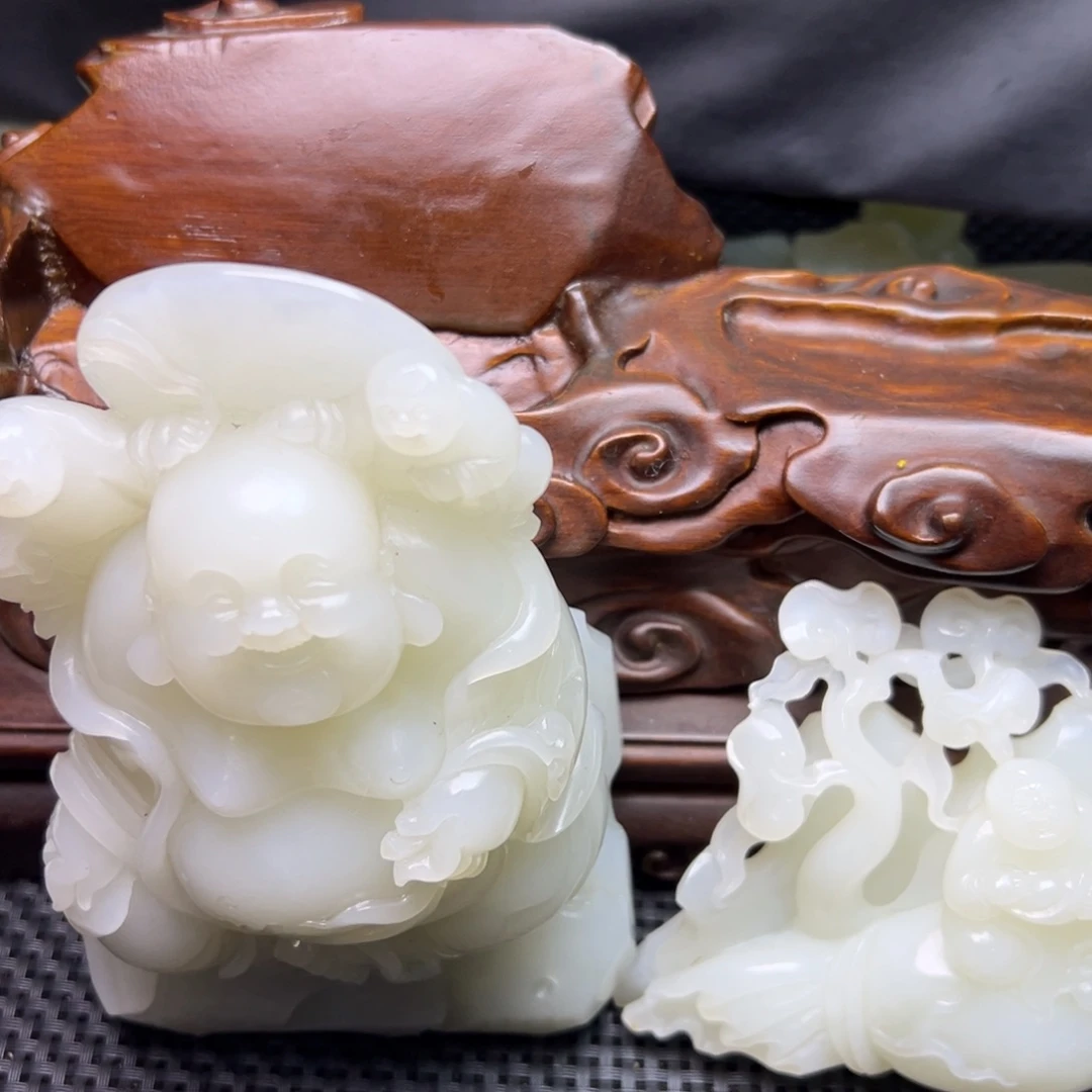 微***ル和田玉未镶嵌摆件