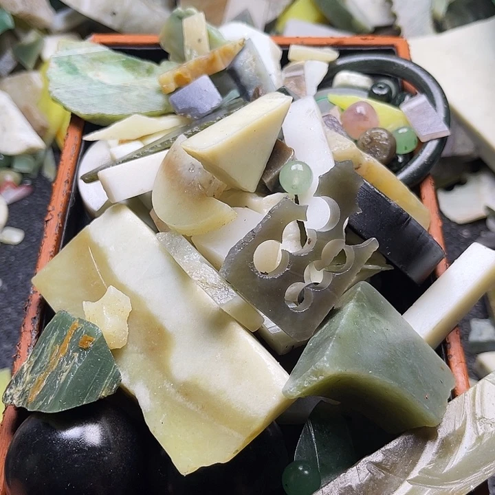 和田玉（糖玉）未镶嵌挂件耀***龙