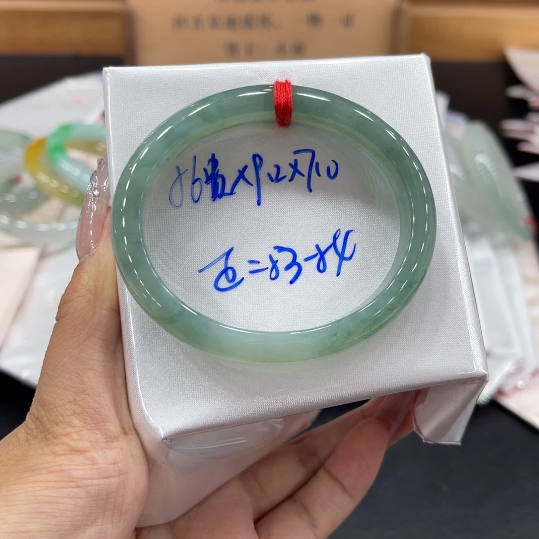 翡翠手镯未镶嵌翡翠