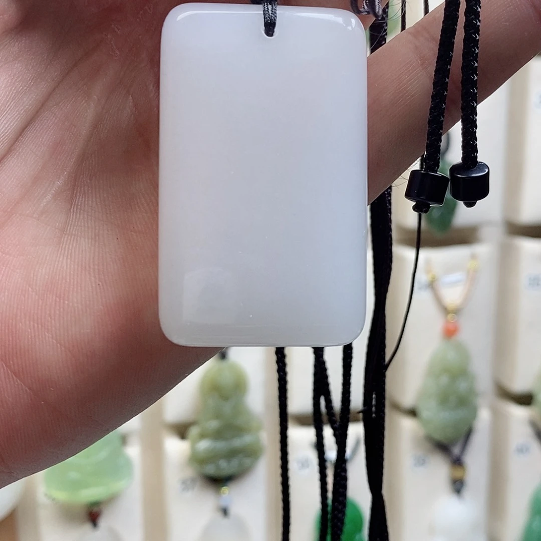 颈饰未镶嵌石英质玉（金丝玉）