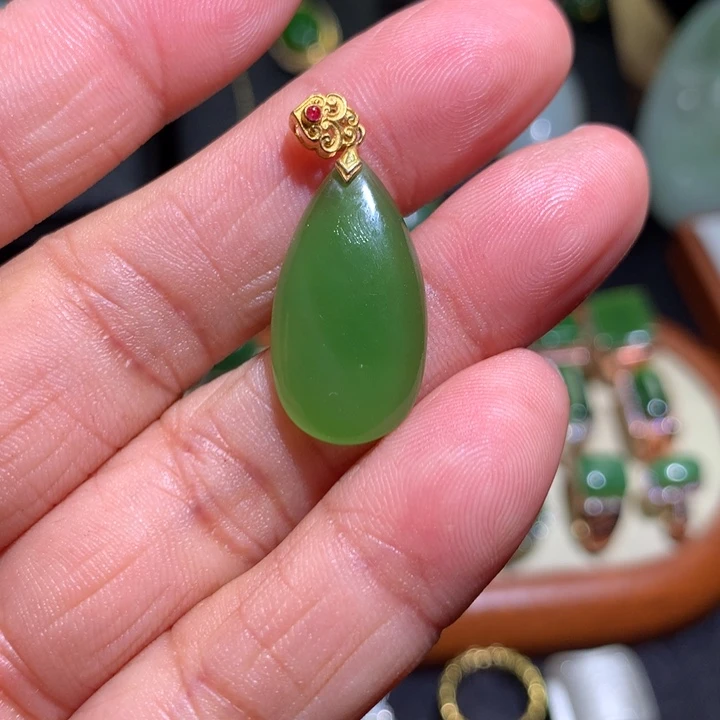 和田玉吊坠18K金镶嵌