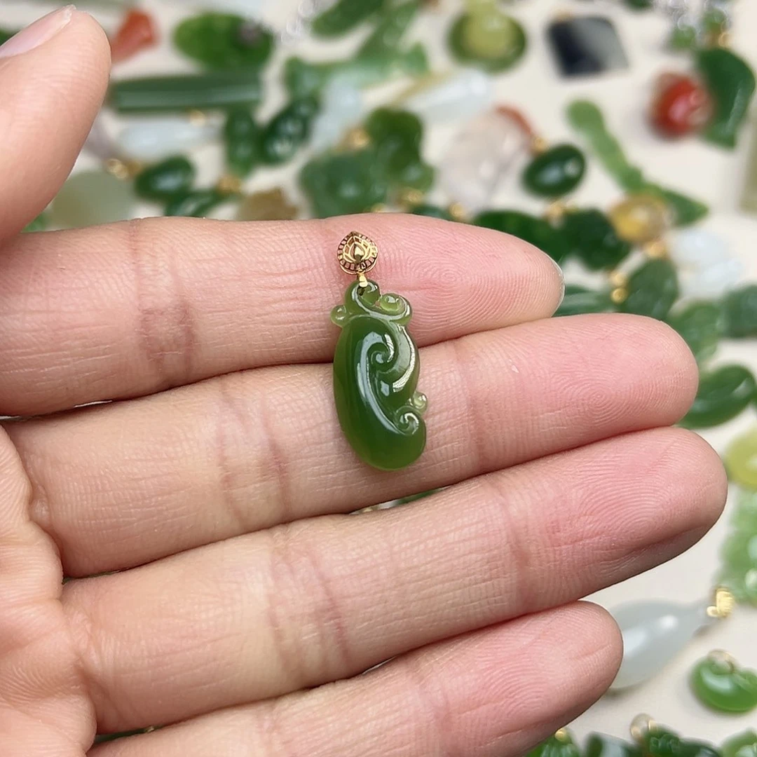 和田玉（碧玉）玉坠18K金镶嵌辣***辣