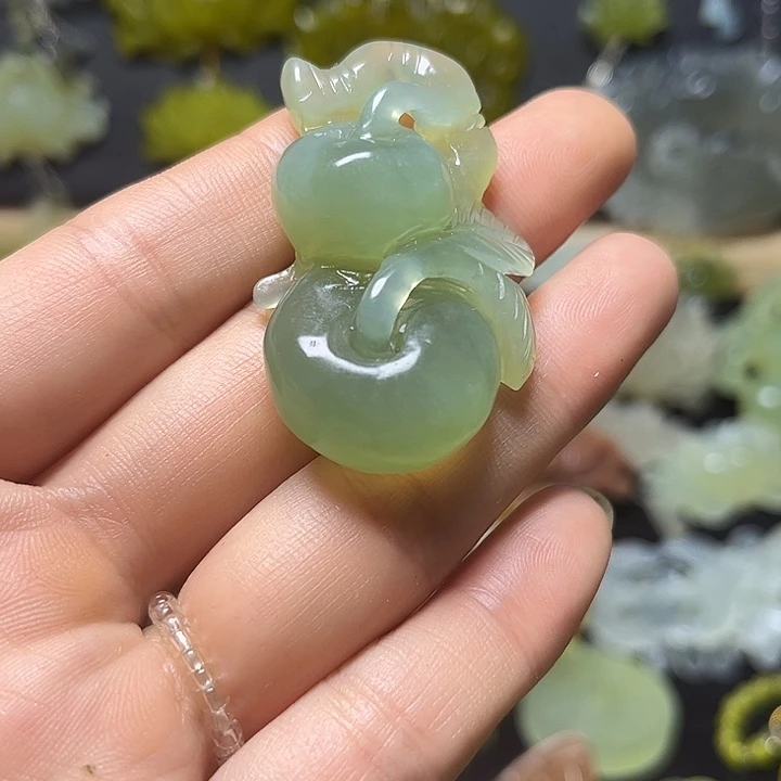 狗***姥未镶嵌蛇纹石玉颈饰