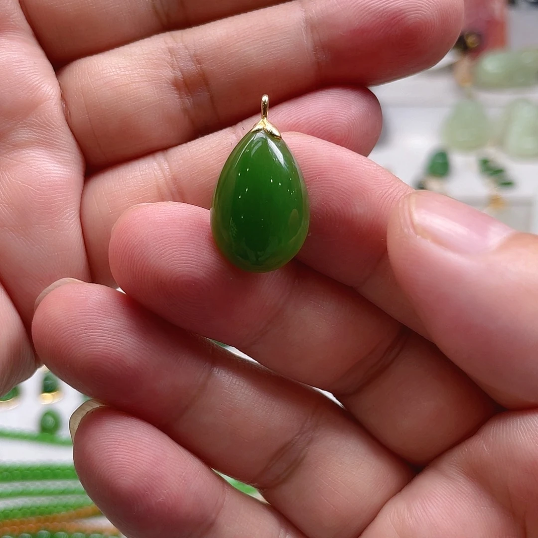 颈饰18K金镶嵌和田玉（碧玉）