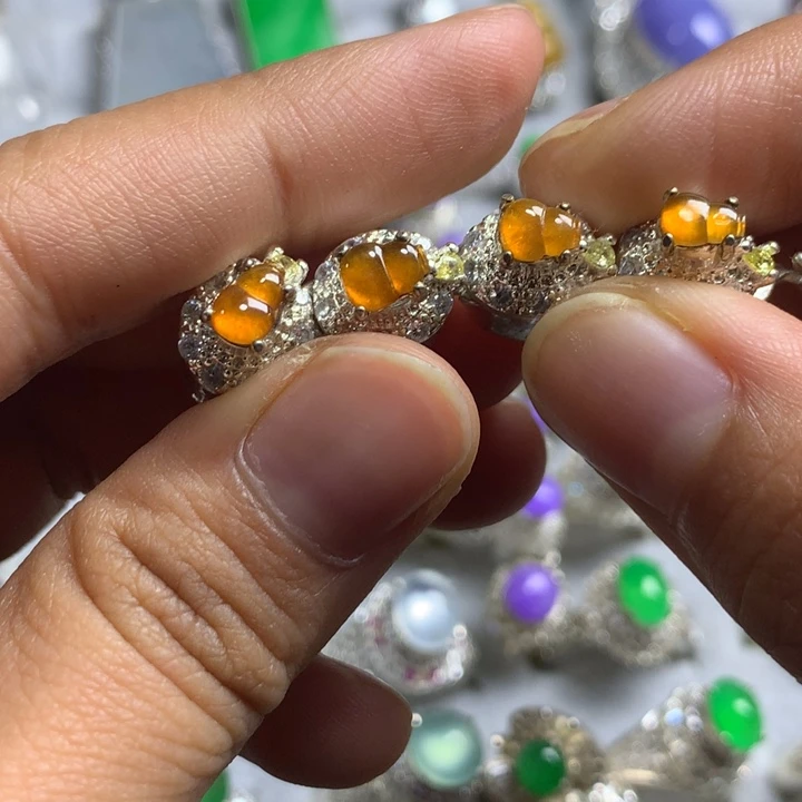 翡翠未镶嵌戒指铜托，卖裸石，需要二次镶嵌