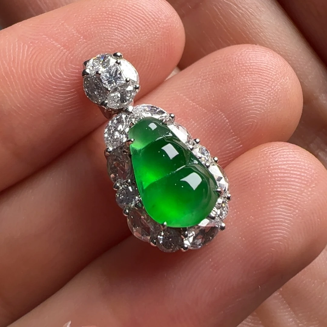 翡翠18K金镶嵌颈饰Y辣绿