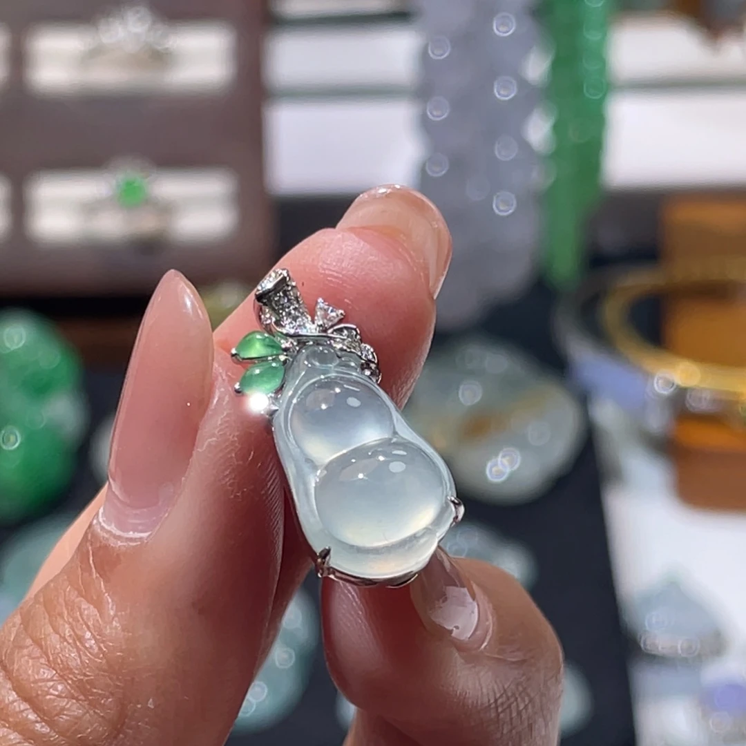 翡翠18K金镶嵌颈饰白冰福豆