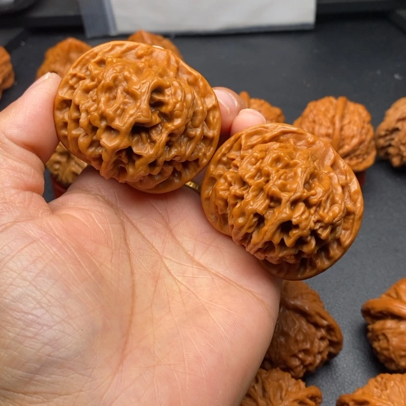 【闪购商品】文玩核桃把件彤帝王