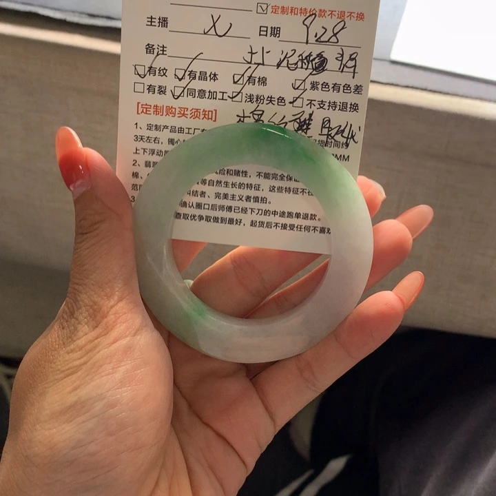 羊***咩定制翡翠未镶嵌翡翠手镯