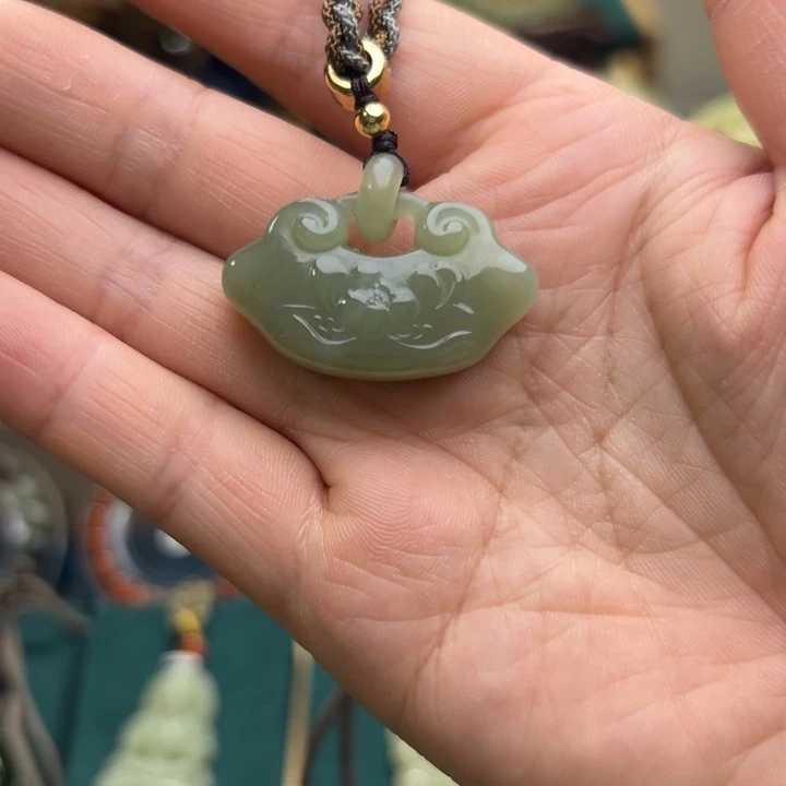 和田玉颈饰未镶嵌锁