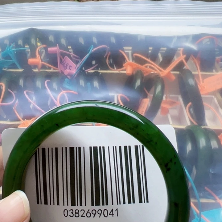 爱***子未镶嵌手镯和田玉