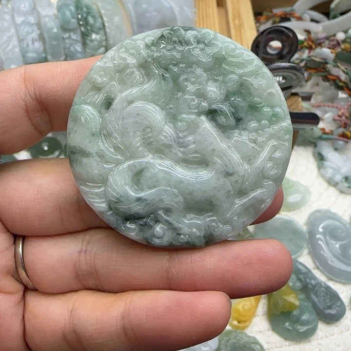 翡翠未镶嵌颈饰九尾狐