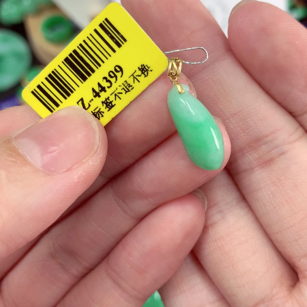 颈饰18K金镶嵌翡翠