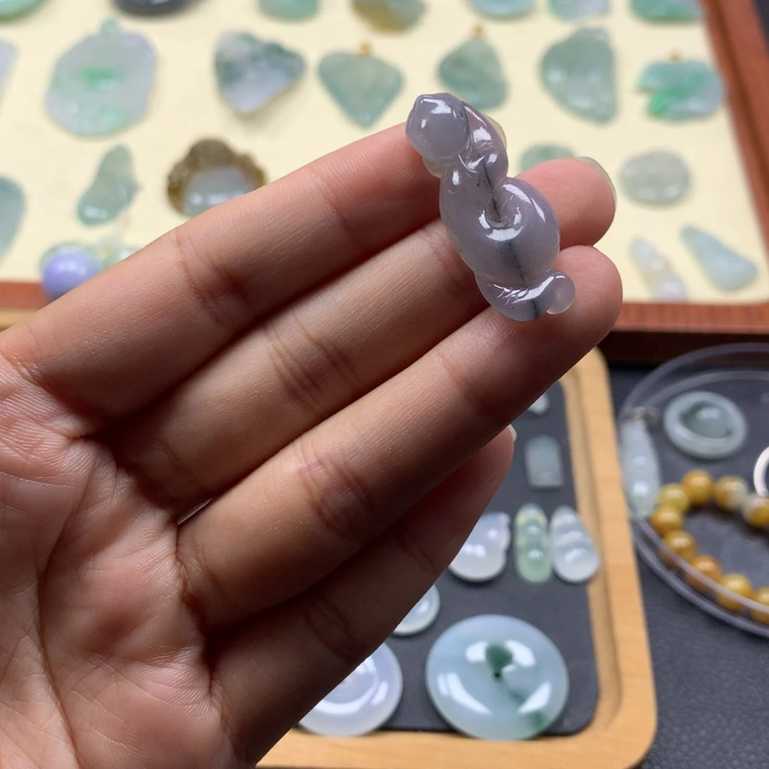 颈饰足金镶嵌翡翠蛇