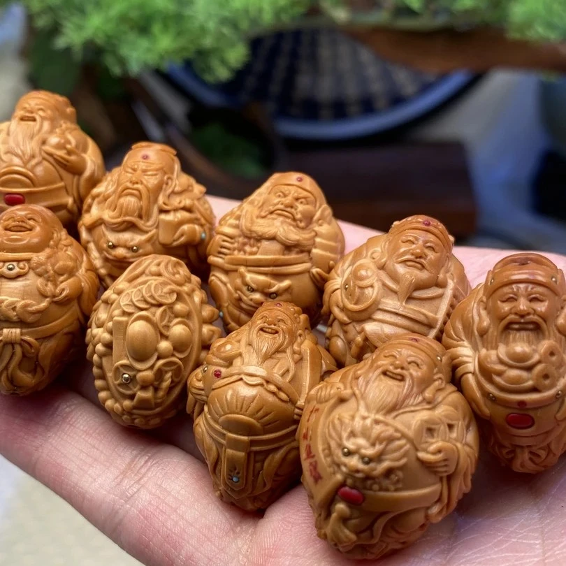 瑾亜，八路财神橄榄核雕手串