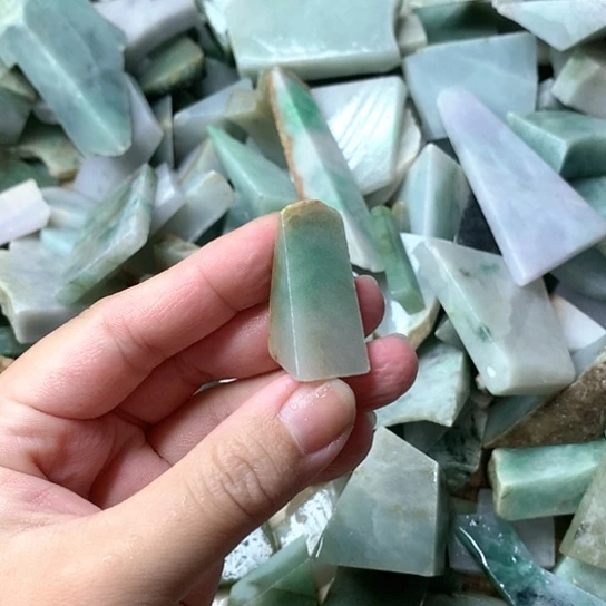 翡翠挂件未镶嵌抖***?翡翠原石