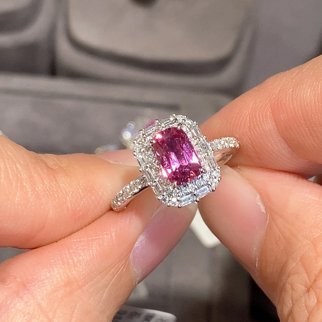 戒指彩色蓝宝石18K金镶嵌1.5ct