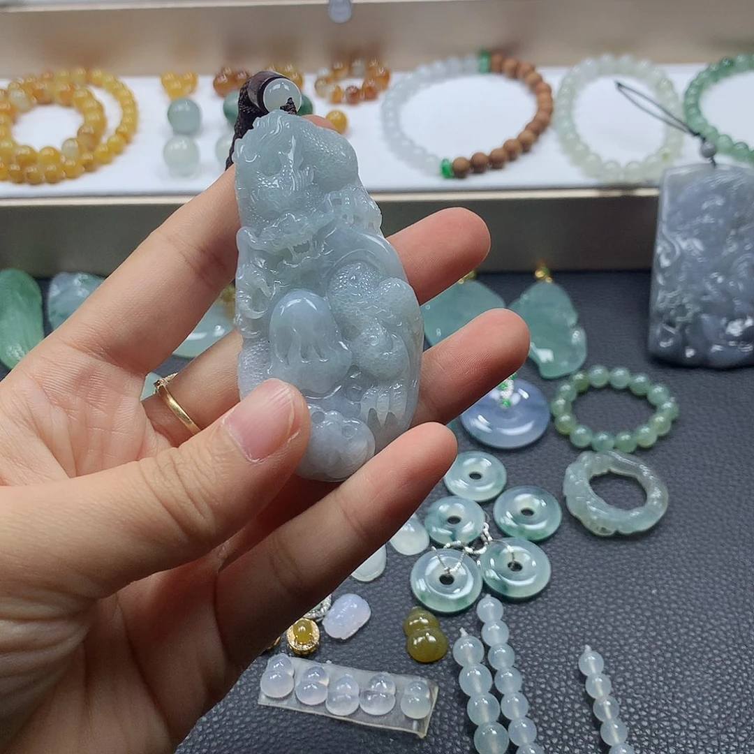 翡翠未镶嵌颈饰龙牌