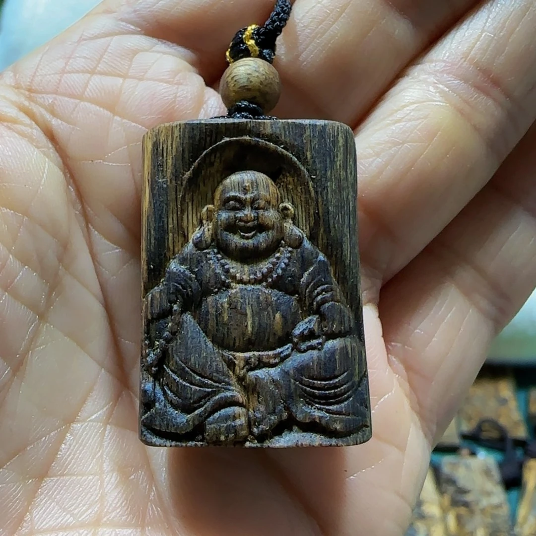 沉香吊坠海南白奇乌身老料雕刻佛公带绳5.7克