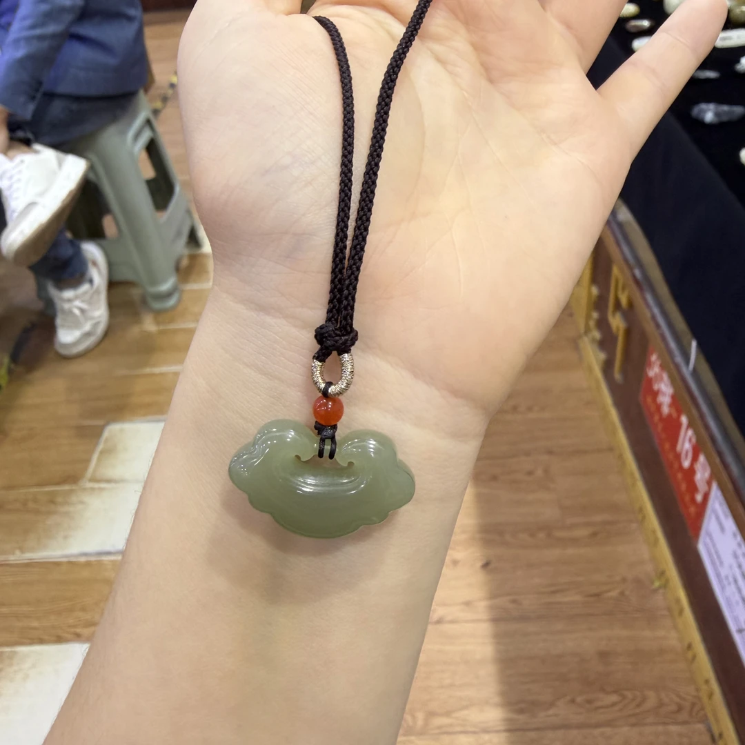 天然和田玉祥云锁吊坠