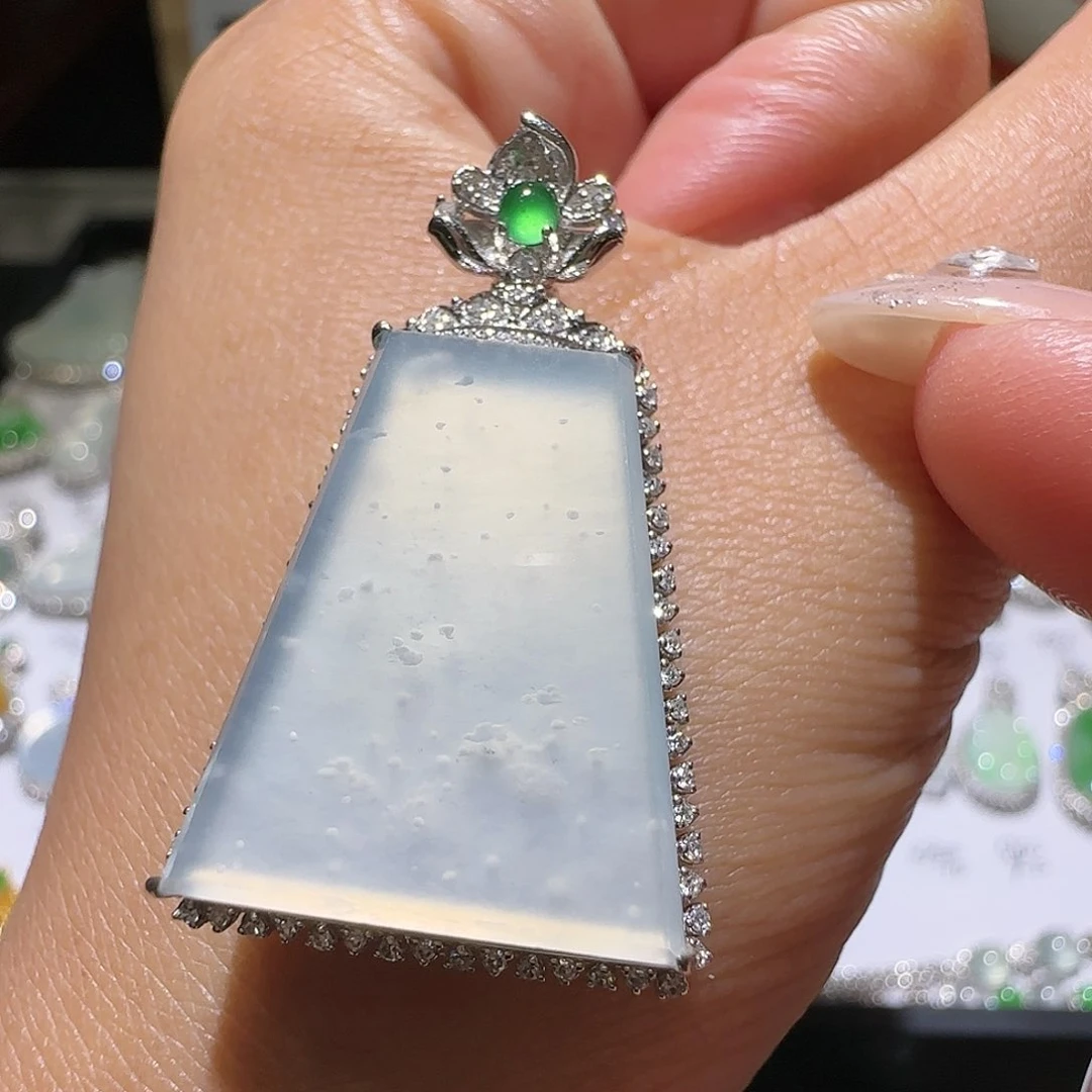 【闪购商品】颈饰18K金镶嵌翡翠天然