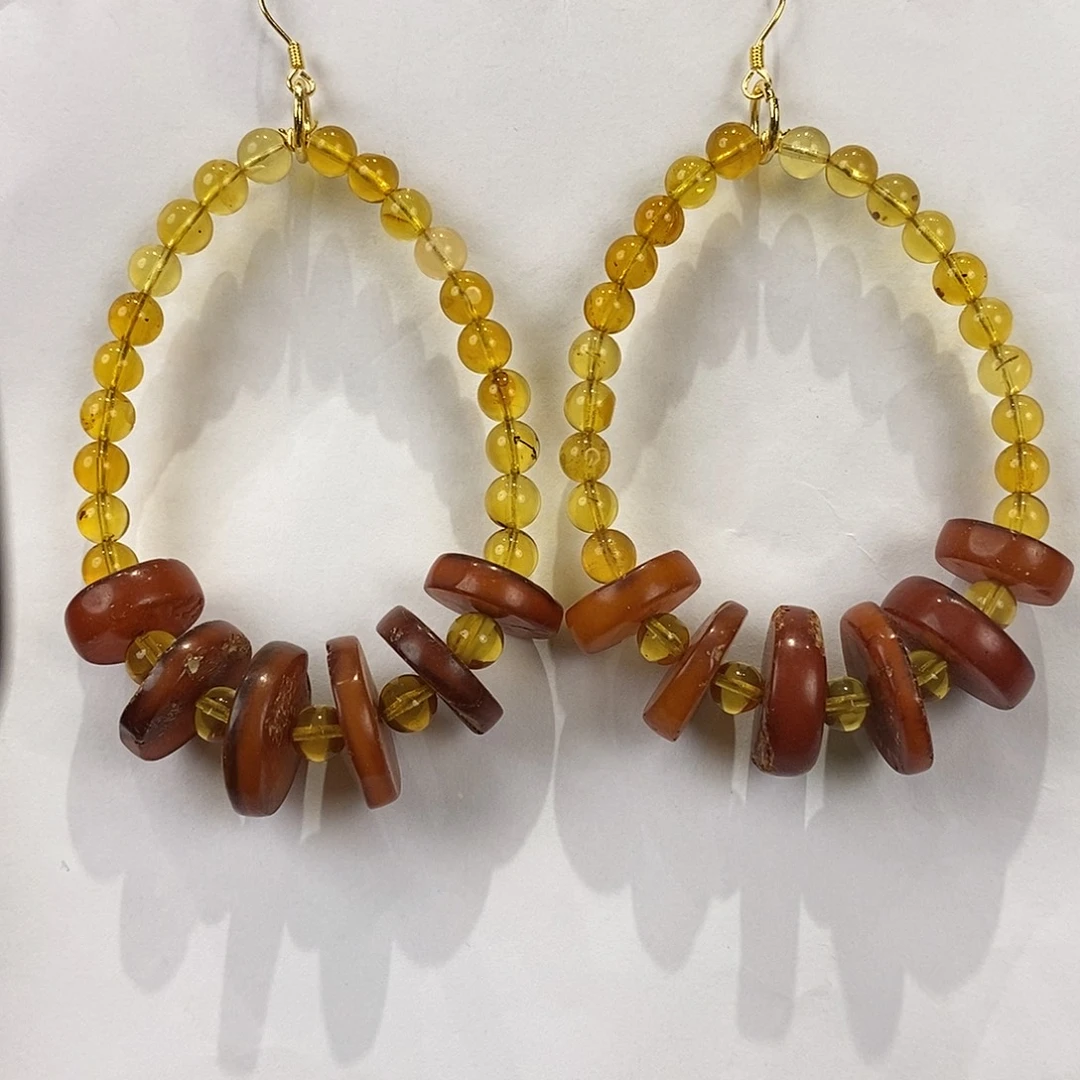 琥珀未镶嵌颈饰多人