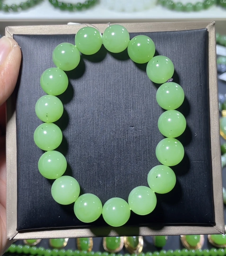 俄料碧玉和田玉乌兰海苹果绿手串12mm微矿点