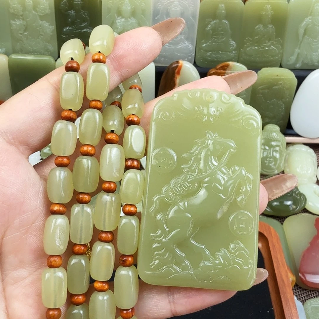 果绿色生肖马吊坠