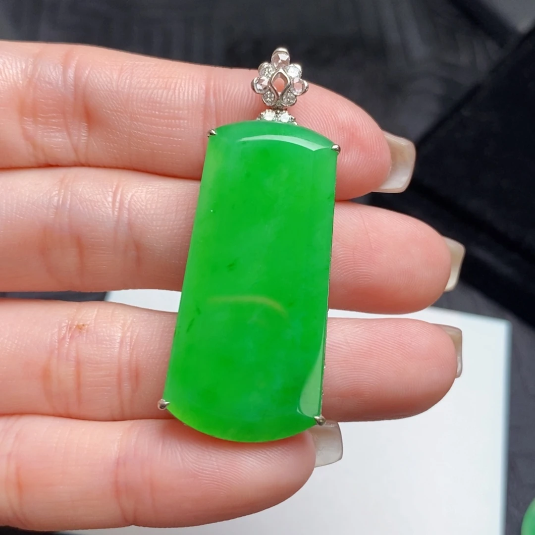 翡翠18K金镶嵌颈饰无事牌