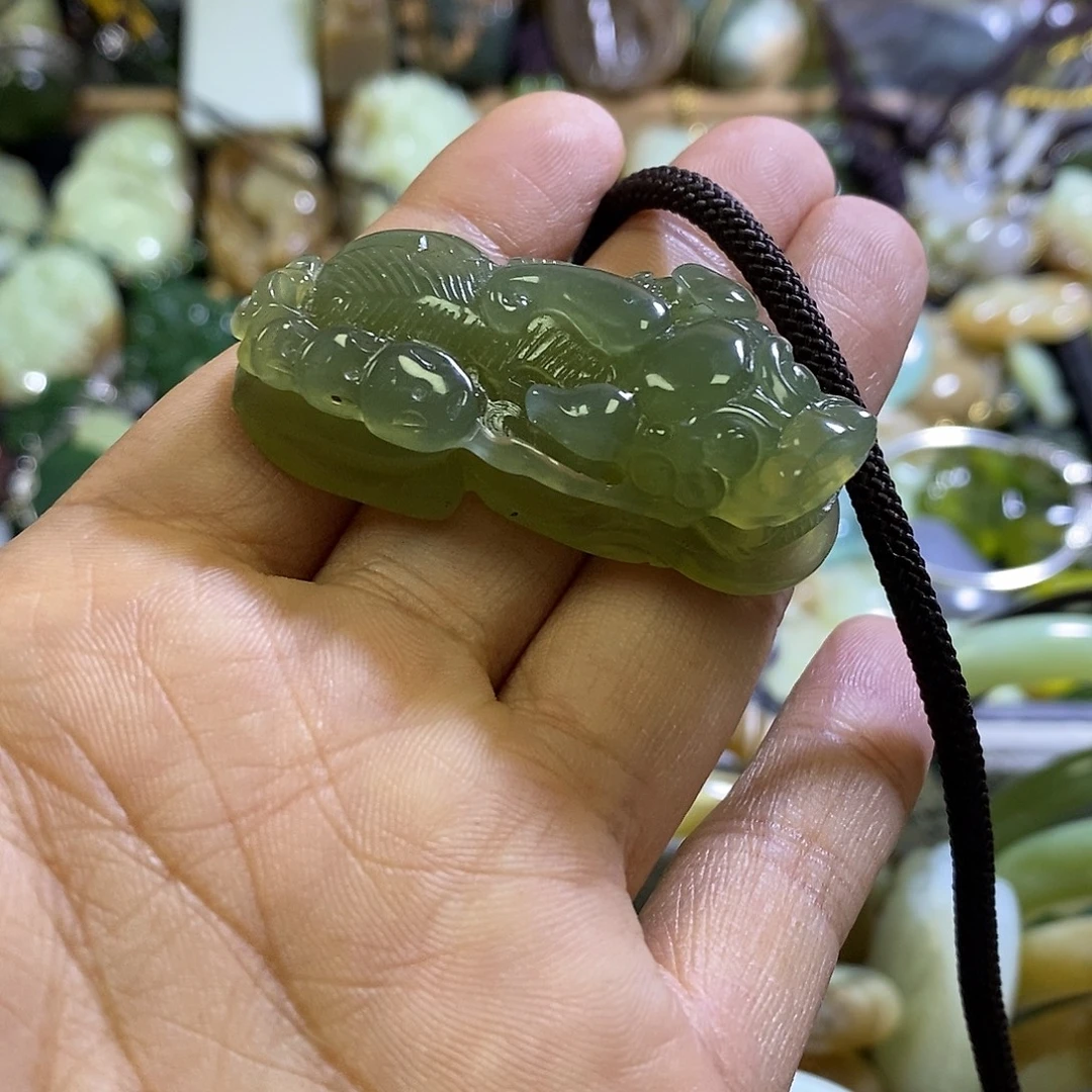 未镶嵌岫玉颈饰一个