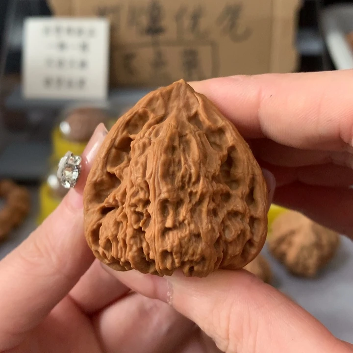 谦***@吊坠文玩核桃异形单只，有瑕疵