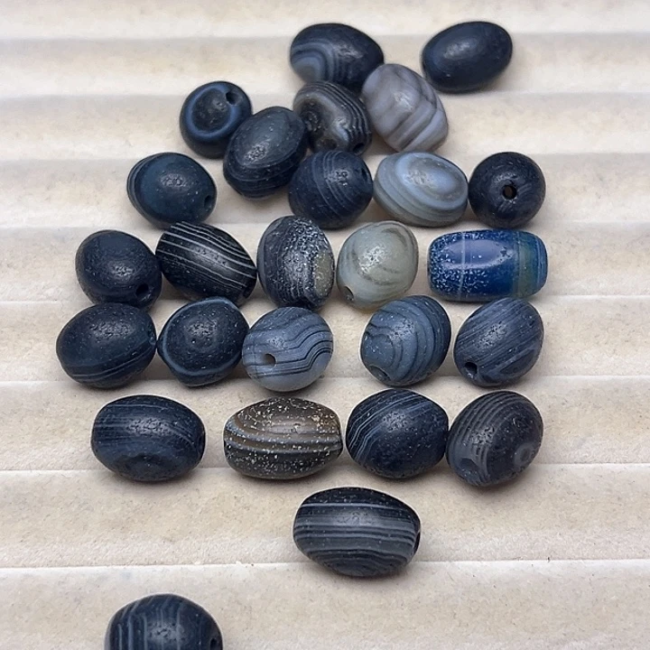 颈饰琉璃吗脑散珠1颗
