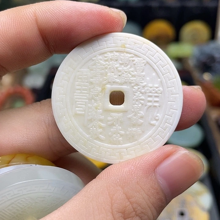 蛇纹石玉挂件合金小**生