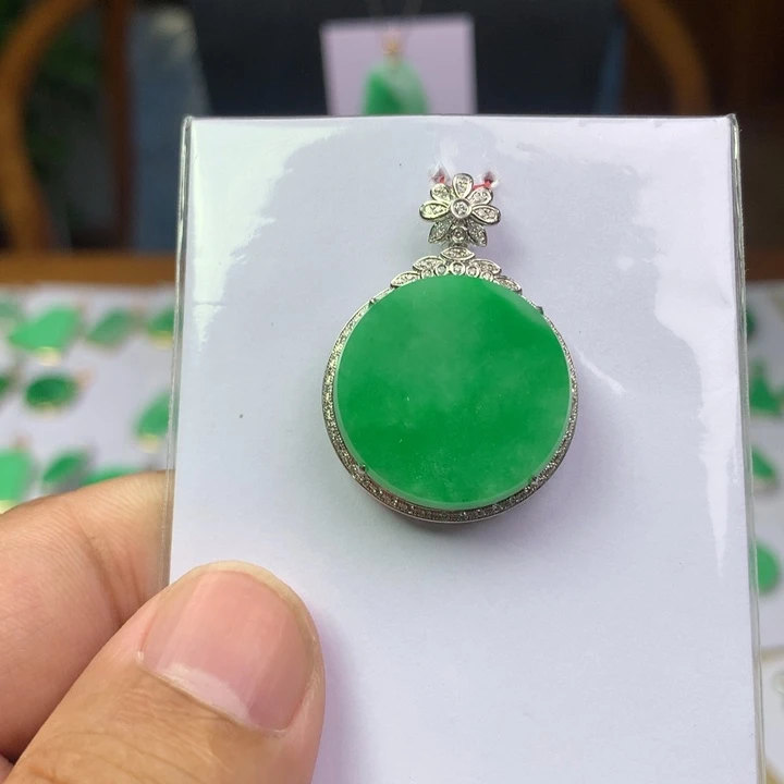 翡翠18K金镶嵌颈饰