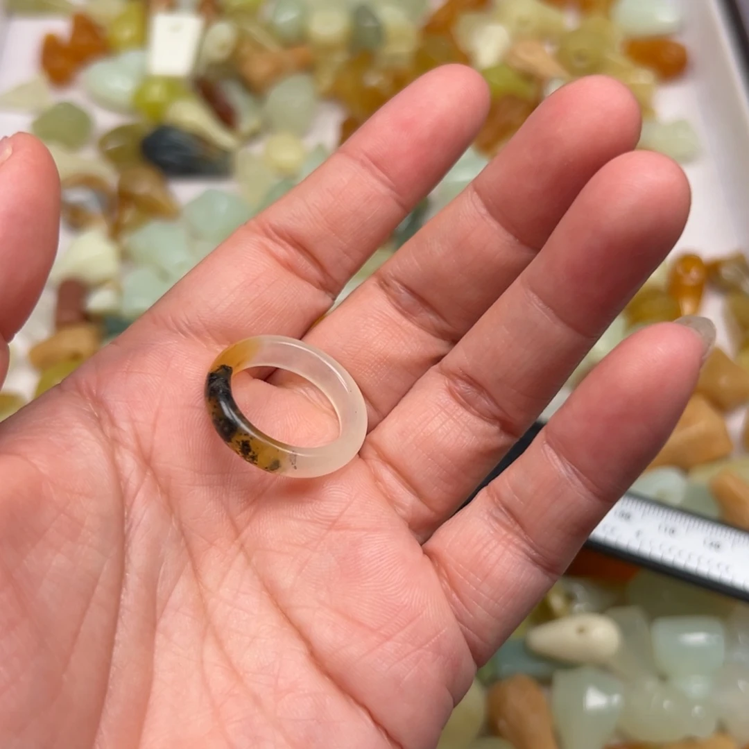 蛇纹石玉未镶嵌颈饰卖****张