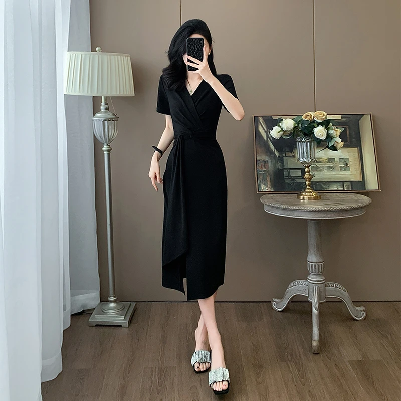 2025新款黑色v领连衣裙女夏季收腰显瘦气质高级感赫本风休闲裙子