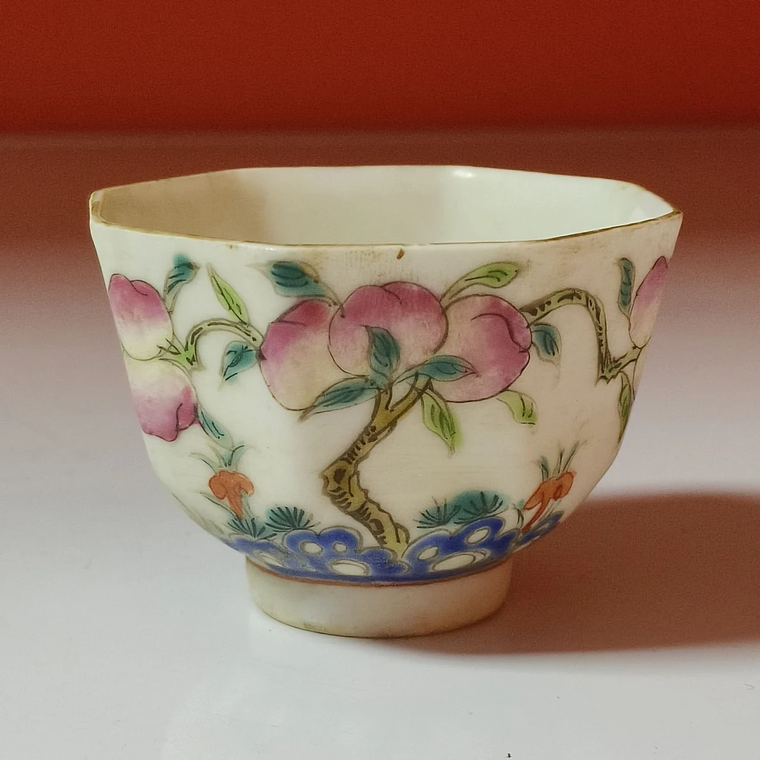 清同治 粉彩灵芝寿桃纹八棱杯