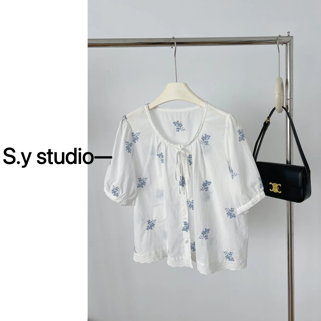 颖小颖清新淡颜圆领系带花朵蓝色刺绣显瘦短袖衬衫洋气衣服女