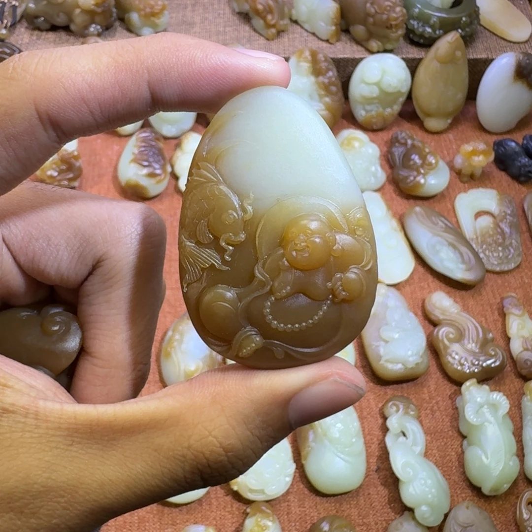 马***山和田玉未镶嵌颈饰
