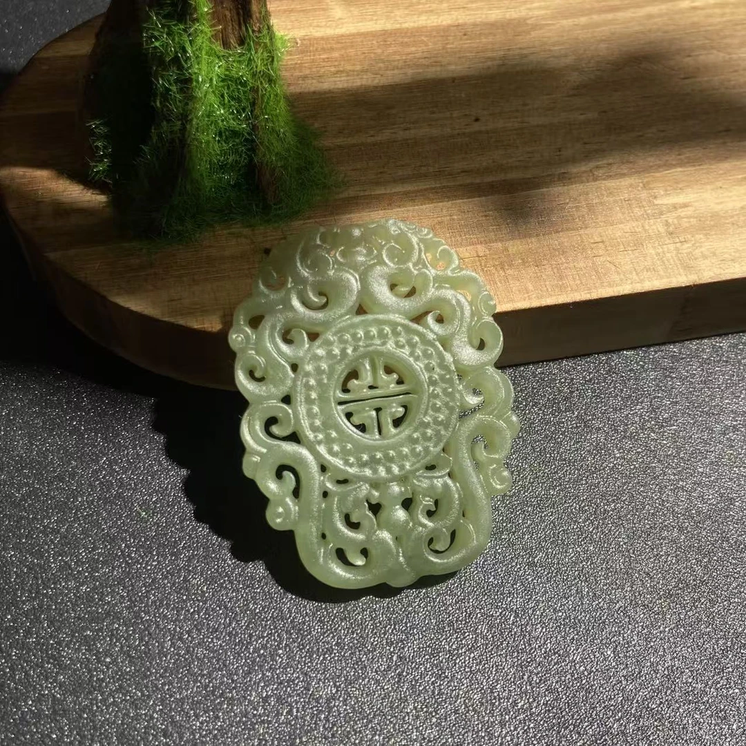 和田玉二龙戏珠挂件A057