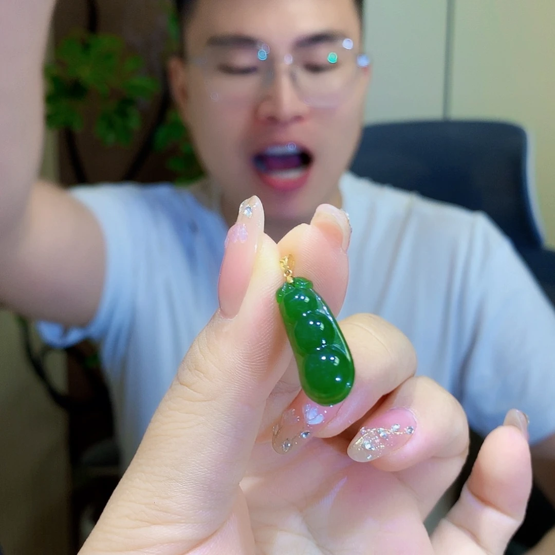 颈饰18K金镶嵌和田玉（碧玉）