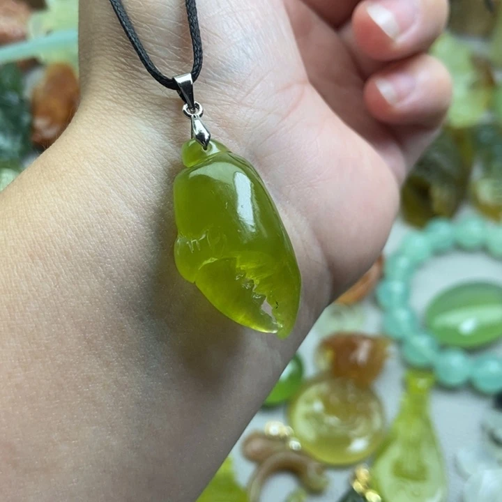 蛇纹石玉挂件未镶嵌