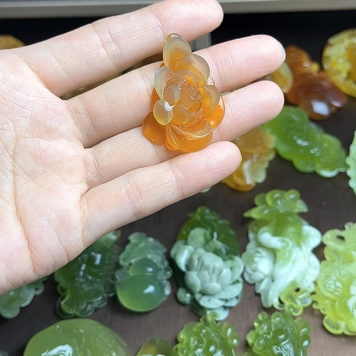 蛇纹石玉颈饰未镶嵌开****?