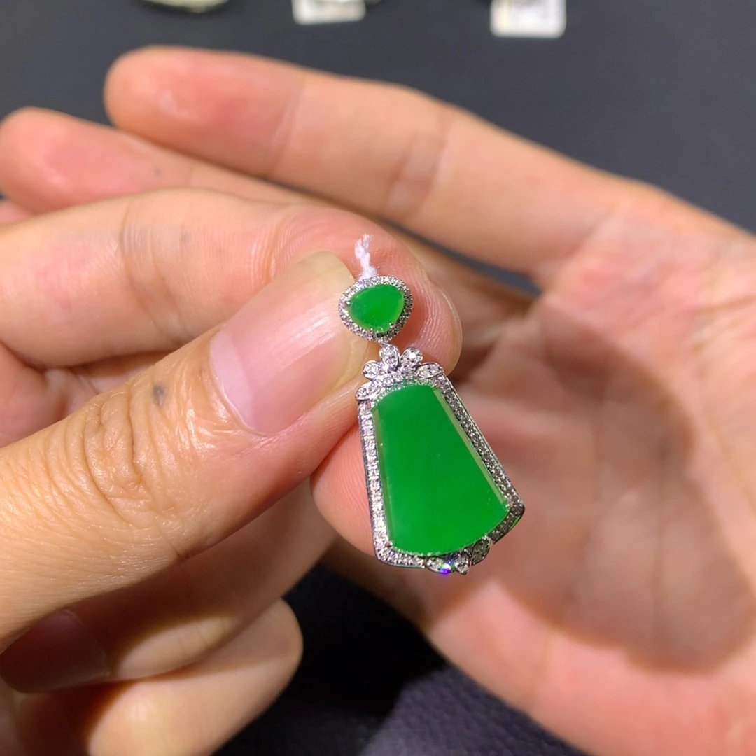翡翠18K金镶嵌颈饰翡翠
