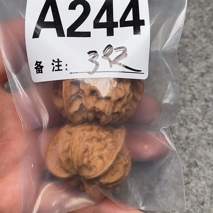 文玩核桃吊坠三棱